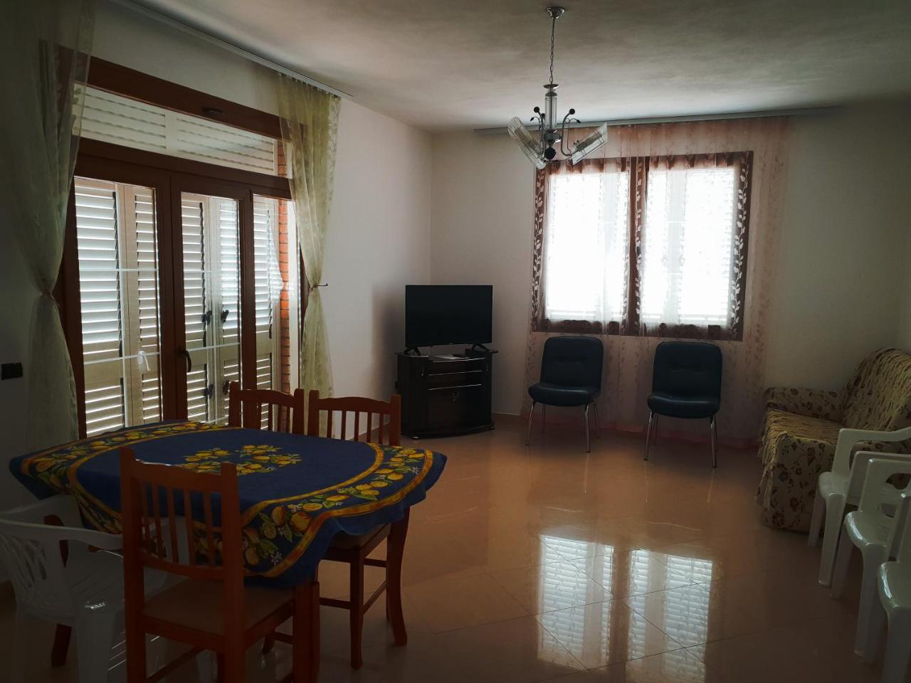 Lux Apartments Vlore Luaran gambar